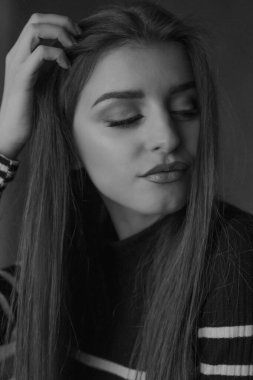 Güzel bir kadının siyah beyaz portresi. 