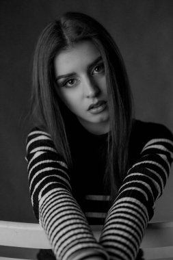 Güzel bir kadının siyah beyaz portresi. 