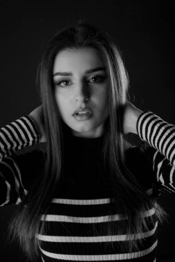 Güzel bir kadının siyah beyaz portresi. 