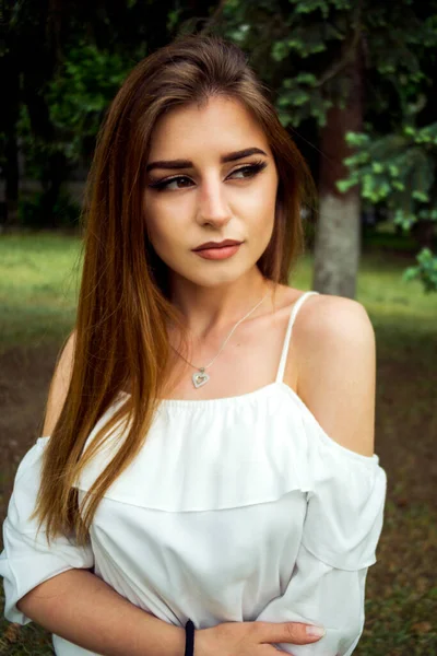 Retrato Mujer Aire Libre Parque Verde — Foto de Stock