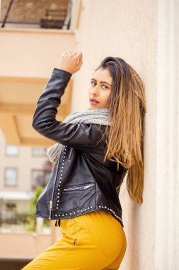 Sonbahar kıyafetli moda kadını.