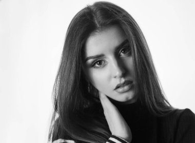 Siyah beyaz kadın portresini kapat.