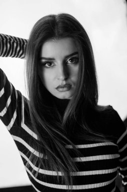 Siyah beyaz kadın portresini kapat.