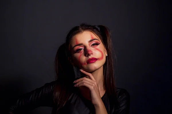 Žena Make Tvář Pro Halloween Klaun — Stock fotografie