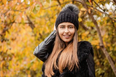 Güz parkında güzel bir kadının portresi.