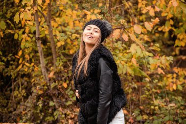 Güz parkında güzel bir kadının portresi.