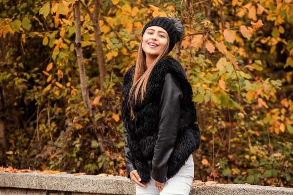 Портрет Красивой Женщины Осеннем Парке — стоковое фото