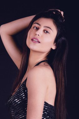 Parti kızı stüdyo çekimi, üstte pullarla.