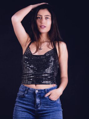 Parti kızı stüdyo çekimi, üstte pullarla.