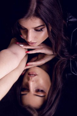 Çekici esmer makyajlı, yakın çekim stüdyosunda.