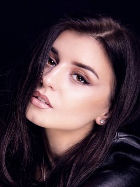 Çekici esmer makyajlı, yakın çekim stüdyosunda.