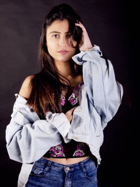 Stüdyoda ceketli seksi kadın çekimi.