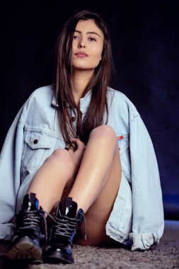 Stüdyoda ceketli seksi kadın çekimi.