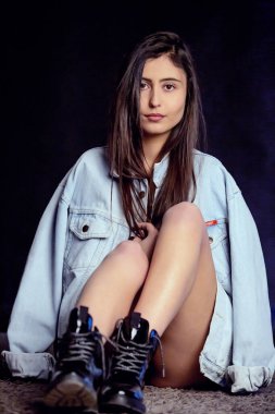 Stüdyoda ceketli seksi kadın çekimi.