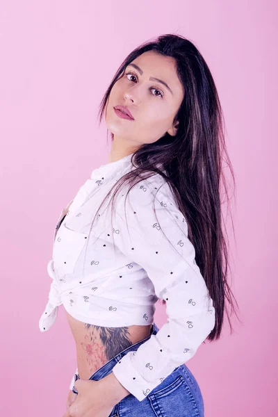 Mulher Sexy Com Top Branco Fundo Rosa — Fotografia de Stock