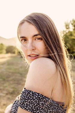 Yaz havası güzel bir kadın tarlalarda altın ışıkta