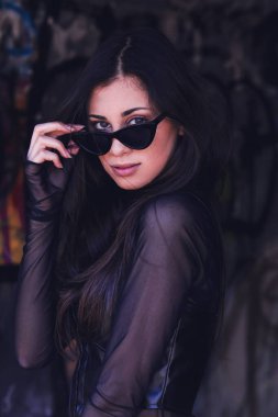 Çekici esmer, yakın plan Gotik tarzı kıyafetler.