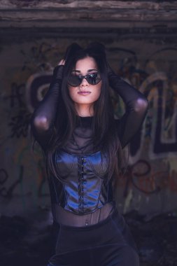 Çekici esmer, yakın plan Gotik tarzı kıyafetler.