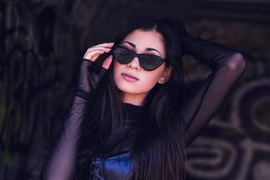 Çekici esmer, yakın plan Gotik tarzı kıyafetler.