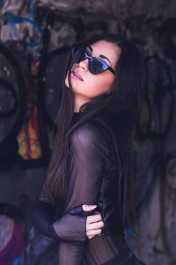 Çekici esmer, yakın plan Gotik tarzı kıyafetler.