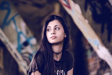 Sokak tarzı kadın portresi.