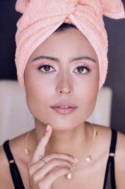 Evde pembe makyajlı bir kadın var. Dışarı çıkmaya hazır ol.