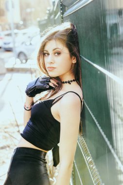 Sokak tarzı kadın portresi altın saat 