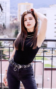 Siyah elbiseli kadın, şehir tarzı.