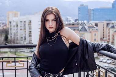 Siyah elbiseli kadın, şehir tarzı.