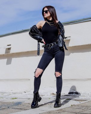 Siyah elbiseli kadın, şehir tarzı.