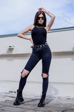 Siyah elbiseli kadın, şehir tarzı.