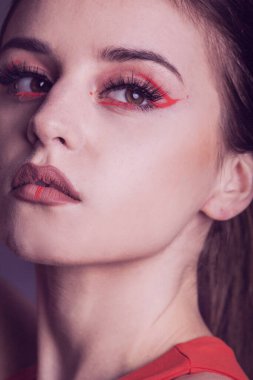 Kırmızı makyajlı güzel bir kadın.