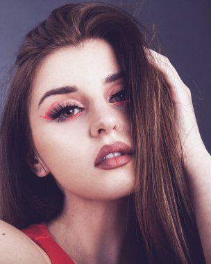 Kırmızı makyajlı güzel bir kadın.