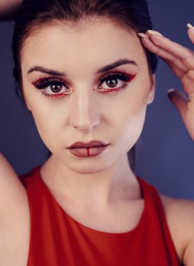 Kırmızı makyajlı güzel bir kadın.
