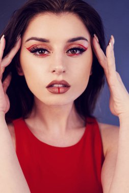 Kırmızı makyajlı güzel bir kadın.