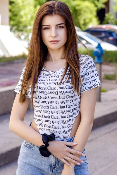 Mujer Con Ropa Moderna Estilo Callejero — Foto de Stock