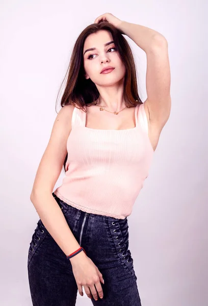 Mulher Com Roupas Modernas Atirar Estúdio Fundo Branco — Fotografia de Stock