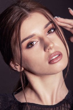 Gece makyajı bakışı. Cazibe makyajı