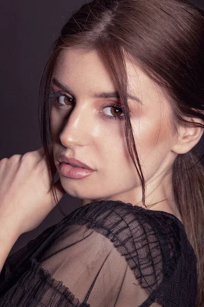 Gece makyajı bakışı. Cazibe makyajı