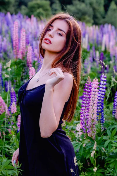 Frau Schwarzen Kleid Blume Hintergrund Sommer Konzept — Stockfoto