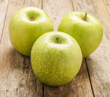 Ahşap arkaplanda yeşil elma