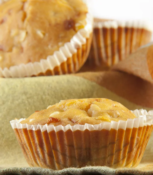 Muffin di pane di mais appena sfornati con formaggio cheddar — Foto Stock