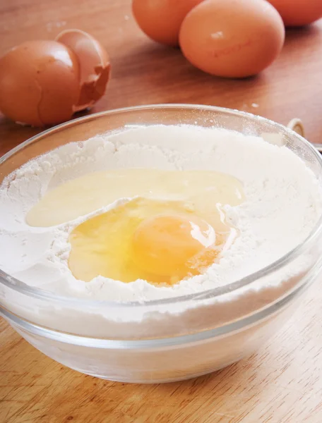 ชามแก้วที่มีแป้งและไข่หัก — ภาพถ่ายสต็อก