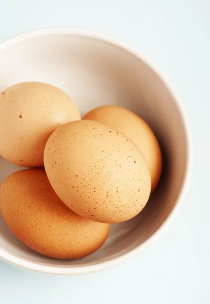 Яйцо в миске — стоковое фото