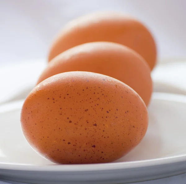 Яйця на тарілці — стокове фото