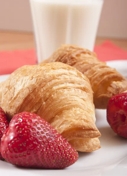 Croissants proches de fraise — Photo