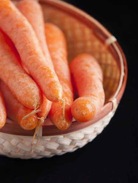 Морква в дерев'яному кошику — стокове фото