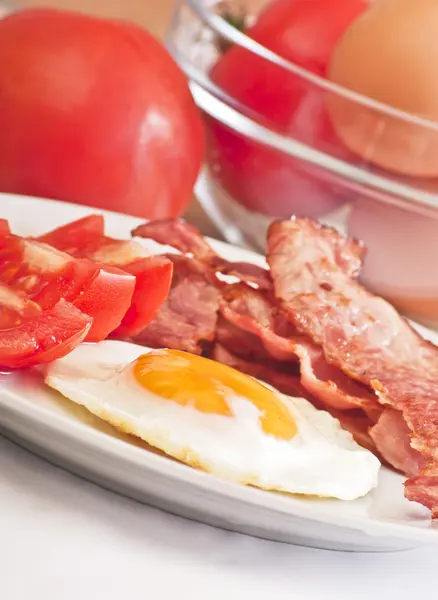 Fried egg with bacon and tomato — Stock Photo, Image