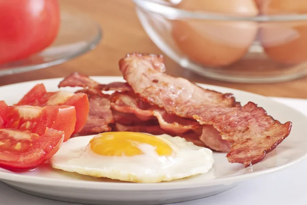 Fried egg with bacon and tomato — Stock Photo, Image