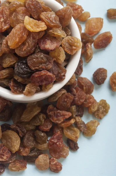 Raisins in a bowl — Stock Photo, Image